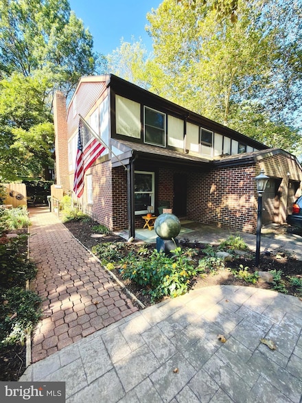 240 N 11th St, Akron, PA 17501