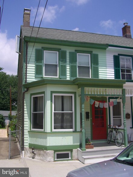 58 Buttonwood St, Lambertville, NJ 08530