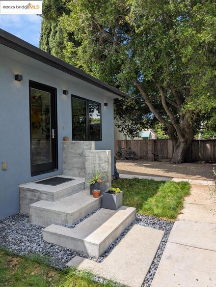 206 Donohoe St, East Palo Alto, CA 94303