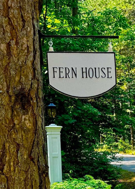 2226 Pinecrest St, Harbor Springs, MI 49740