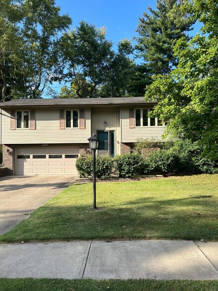 1225 E Allendale Dr, Bloomington, IN 47401