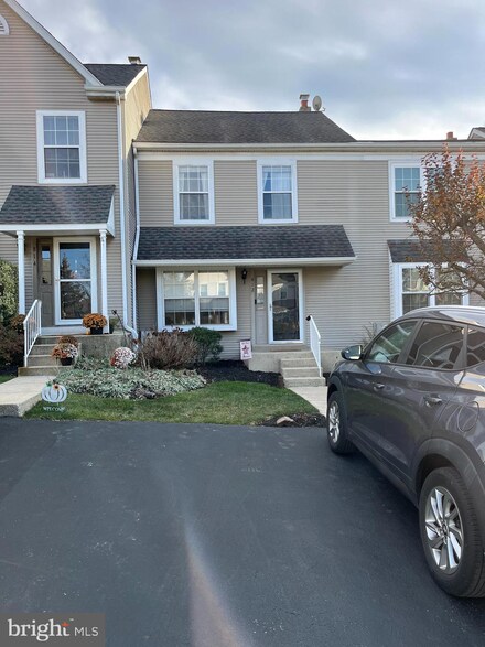 812 Treetop Ln, Norristown, PA 19403