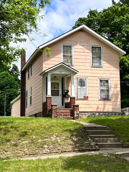 57 Howder St, Hillsdale, MI 49242