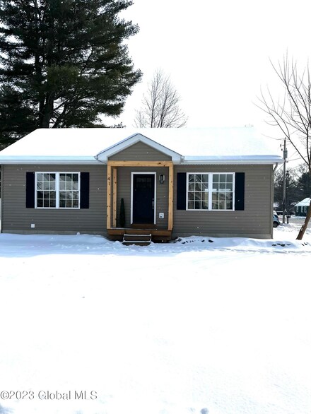 41 B E Beacon St, Glens Falls, NY 12801
