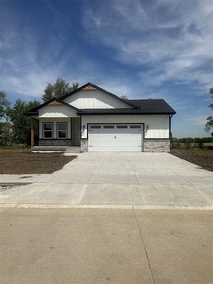 260 Knoll Ridge Dr, Hills, IA 52235