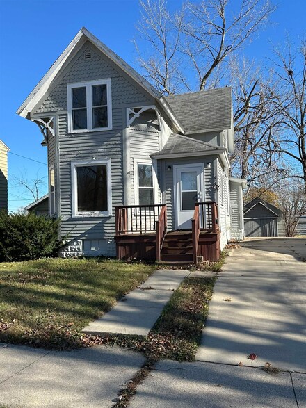 819 1st Ave NE, Oelwein, IA 50662