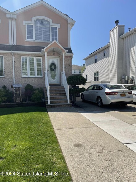 292 Candon Ave, Staten Island, NY 10309