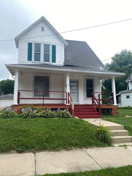 216 W Chamberlin St, Dixon, IL 61021