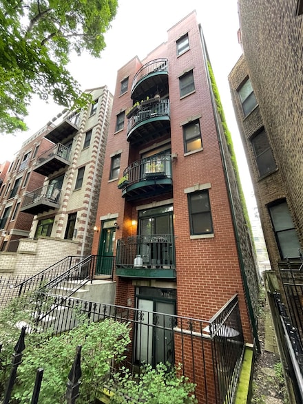 1528 N Hudson Ave Unit 2, Chicago, IL 60610