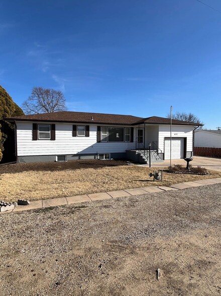420 Canterbury Dr, Hays, KS 67601