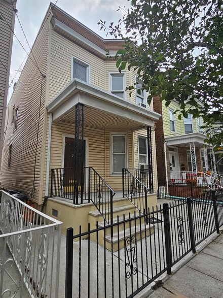 717 27th St, Union City, NJ 07087