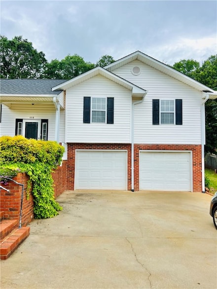 112 Dean St, Pickens, SC 29671