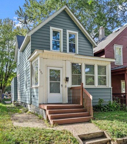 937 Woodbridge St, Saint Paul, MN 55117