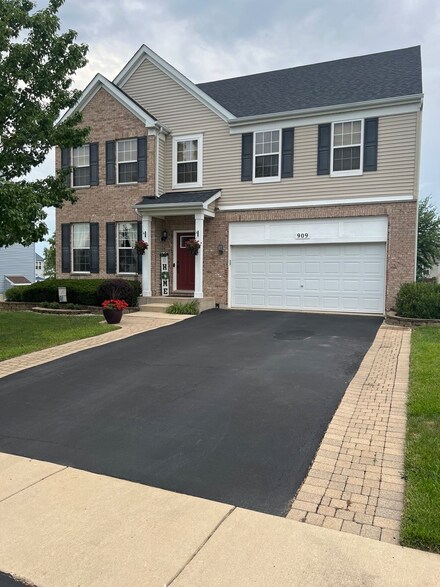 909 Monarch St, Joliet, IL 60431
