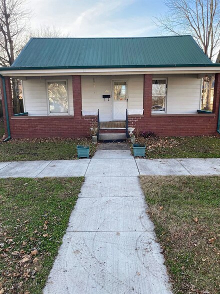 106 S Jefferson St, Worthington, IN 47471