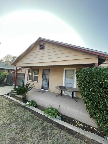 521 Faller Ave, Sanger, CA 93657
