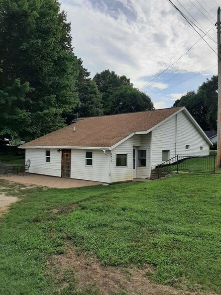 5613 W Palestine 2nd St, Mentone, IN 46539