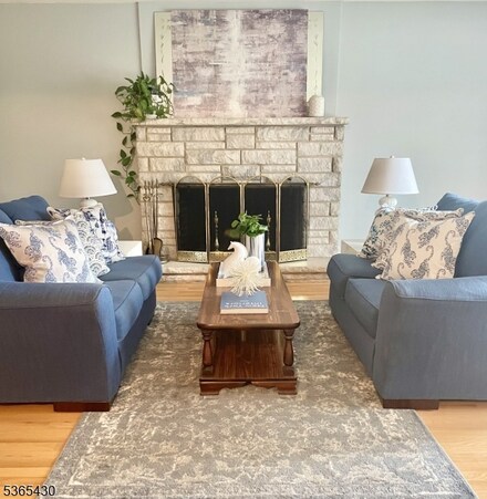 76 Central Ln, Secaucus, NJ 07094