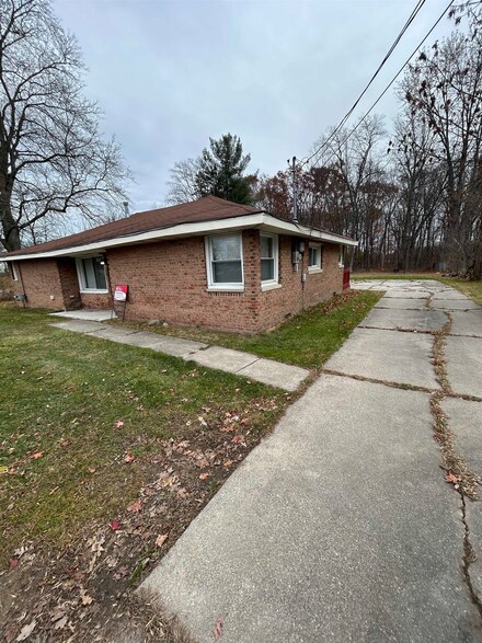 1165 S Elms Rd, Flint, MI 48532