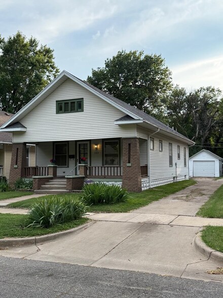 243 N Volutsia St, Wichita, KS 67214
