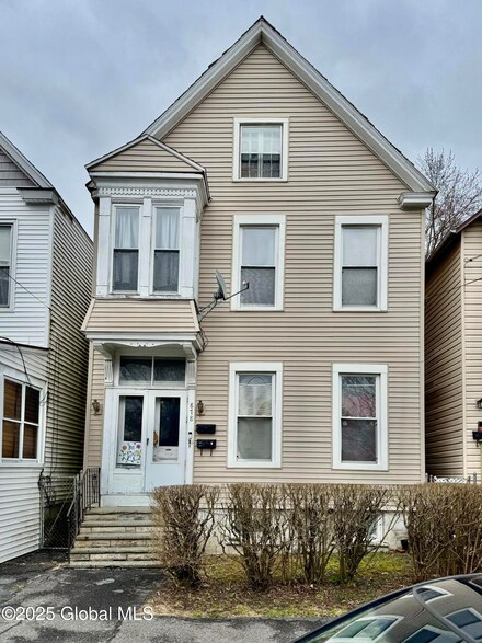 878 3rd Ave, Troy, NY 12182