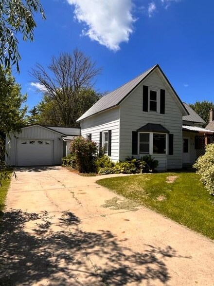 418 E Main St, Eitzen, MN 55931