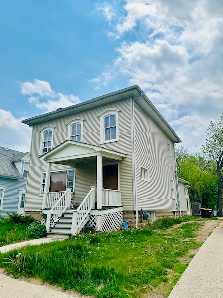 403 E Diggins St, Harvard, IL 60033