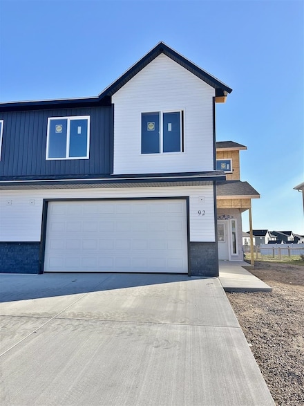 92 Mulberry Loop NE, Minot, ND 58703