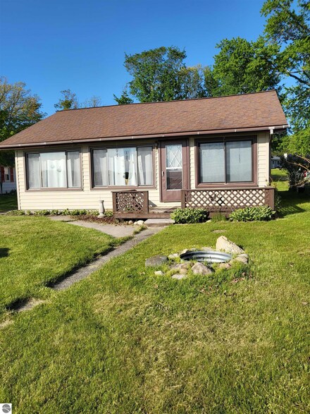 4857 Lakeside Blvd, Hale, MI 48739