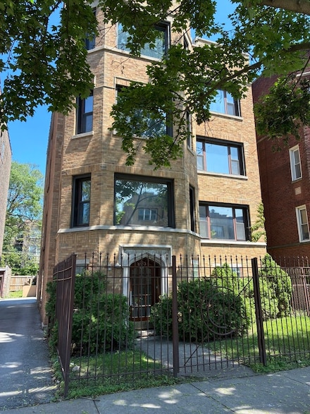 8013 S Phillips Ave, Chicago, IL 60617