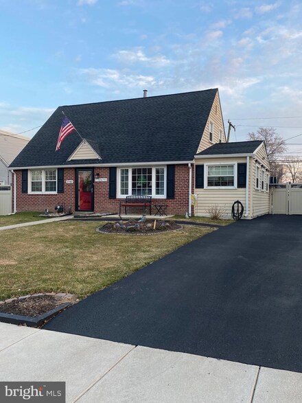 2740 Quaint St, Secane, PA 19018