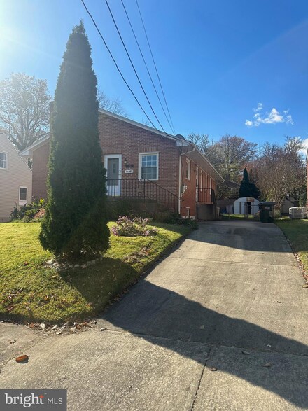 2762 W George Mason Rd, Falls Church, VA 22042