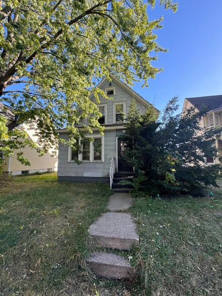 860 Lawson Ave E, Saint Paul, MN 55106