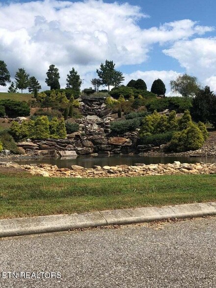 76 Twin Lakes Dr, Loudon, TN 37774