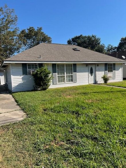 122 Saint Ann St, Belle Chasse, LA 70037