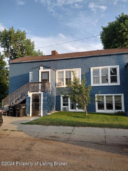 221 1st St SE, Beach, ND 58621