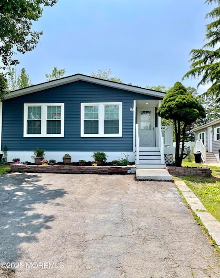 21 Forest Dr, Manalapan, NJ 07726