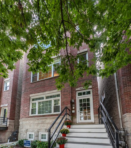 1643 W Wolfram St Unit 2, Chicago, IL 60657