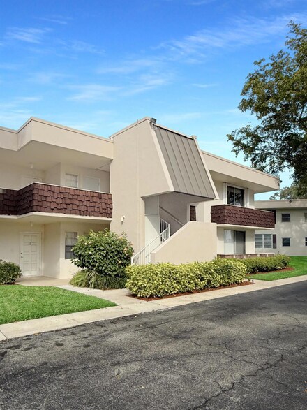 2601 S Palm Aire Dr Unit 110, Pompano Beach, FL 33069