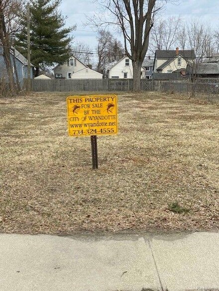 1117 7th St, Wyandotte, MI 48192