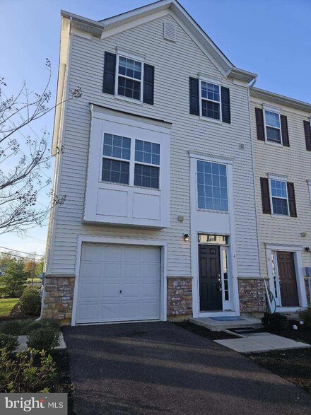 4 Iron Gate Rd, Sicklerville, NJ 08081