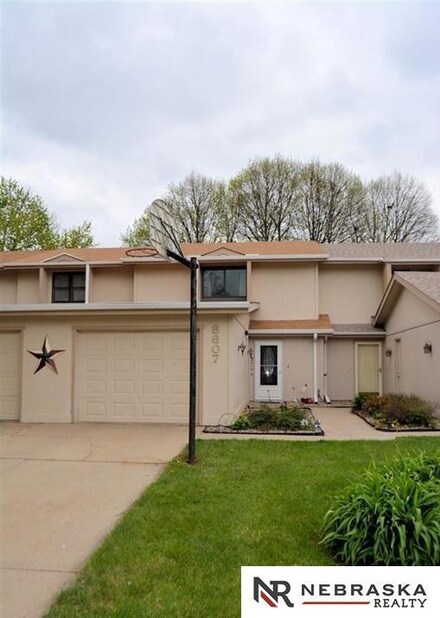 8607 Meadows Pkwy, Omaha, NE 68138