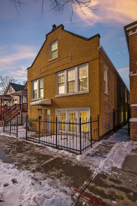 2512 W 69th St, Chicago, IL 60629