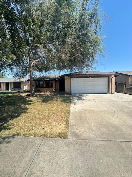 2039 Harrison Ave, Hanford, CA 93230