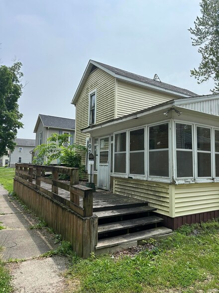 102 E County Line Rd, Wolcottville, IN 46795