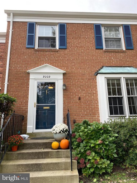 9209 Bailey Ln, Fairfax, VA 22031