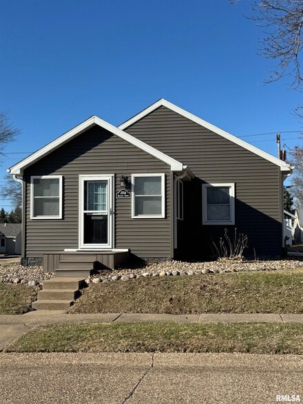 2504 Bellevue Ave, Bettendorf, IA 52722