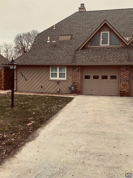2930 SW Arrowhead Rd, Topeka, KS 66614