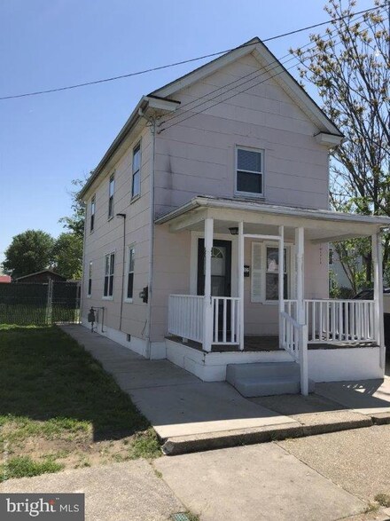 1105 Chestnut St, Paulsboro, NJ 08066
