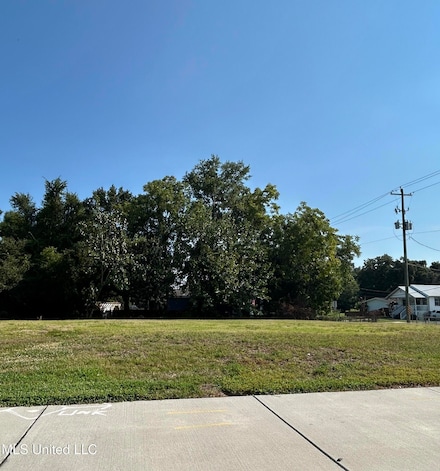 1067 Division St, Biloxi, MS 39530